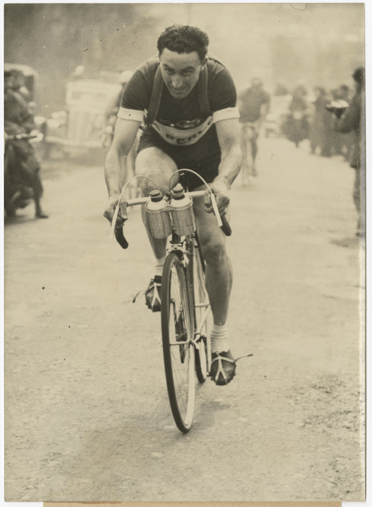 Émile Idée on a bicycle, competing in the 1947 Critérium National.