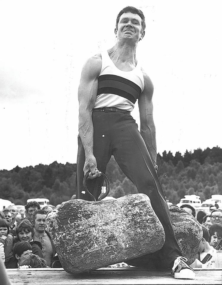 Jack Shanks lifts the Dinnie Stones in 1973.